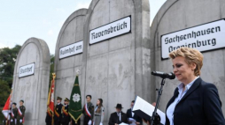 Łódź, 29.08.2018. Prezydent Łodzi Hanna Zdanowska podczas obchodów 74. rocznicy likwidacji Litzmannstadt Ghetto na byłej stacji kolejowej Radegast w Łodzi. Fot. PAP/G. Michałowski