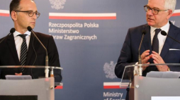 Harmęże (woj. małopolskie), 20.08.2018. Ministrowie spraw zagranicznych, Polski Jacek Czaputowicz (P) oraz Niemiec Heiko Maas (L) podczas konferencji prasowej po spotkaniu w Centrum św. Maksymiliana w miejscowości Harmęże koło Oświęcimia. Fot. PAP/A. Grygiel