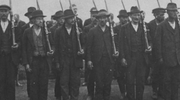 Grupa powstańców z I Powstania Śląskiego. 1919 r. Fot. CAW