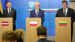 Warszawa, 06.08.2018. Minister spraw zagranicznych Jacek Czaputowicz (C), minister spraw zagranicznych Litwy Linas Linkevicius (P) i minister spraw zagranicznych Łotwy Edgars Rinkevics (L) podczas oświadczenia dla prasy przed wylotem do Gruzji, w Warszawie. Fot. PAP/L. Szymański