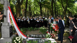Prezes IPN Jarosław Szarek podczas odsłonięcia i poświęcenia tablicy nagrobnej matki Matyldy Getter na Cmentarzu Powązkowskim w Warszawie. Fot. PAP/R. Pietruszka