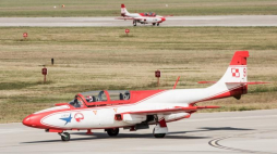 Dęblin, 11.08.2017 r. Samoloty PZL TS-11 Iskra podczas ćwiczeń w 41. Bazie Lotnictwa Szkolnego w Dęblinie. Piloci przygotowują się do defilady lotniczej. Fot. PAP/T. Koryszko