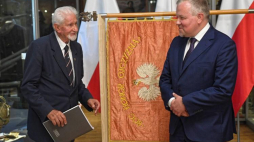 Warszawa, 22.08.2018. Prezes Zarządu Głównego Światowego Związku Żołnierzy AK Leszek Żukowski ps. „Antek” (L) i dyrektor Muzeum Wojska Polskiego dr Adam Buław (P) podczas przekazania do Muzeum Wojska Polskiego sztandaru oddziału AK „Kmicica”. Fot. PAP/R. Pietruszka
