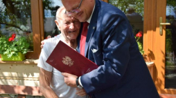 22 08 2018 r. Szef Urzędu ds. Kombatantów i Osób Represjonowanych Jan Józef Kasprzyk składa wizytę Józefowi Kowalczykowi, żołnierzowi 2. Korpusu Polskiego, który po 80 latach powrócił do Polski; J. J. Kasprzyk wręczył mu dokument potwierdzający pełnię praw kombatanckich. Źródło: UdsKiOR