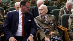 Warszawa, 14.08.2018. Szef Urzędu ds. Kombatantów i Osób Represjonowanych Jan Józef Kasprzyk (L) i generał brygady WP Tadeusz Bieńkowicz ps. „Rączy” (P) podczas spotkania Dam i Kawalerów Orderu Wojennego Virtuti Militari. Fot. PAP/R. Guz