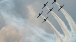 Radom, 27.08.2017. Pokaz zespołu akrobacyjnego Baltic Bees z Łotwy podczas drugiego dnia Międzynarodowych Pokazów Lotniczych Air Show w Radomiu. Fot. PAP/J. Turczyk