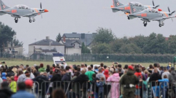 Samoloty śmigłowe PZL-130 Orlik z Zespołu Akrobacyjnego Orlik podczas Międzynarodowych Pokazów Lotniczych Air Show w Radomiu. Fot. PAP/L. Szymański