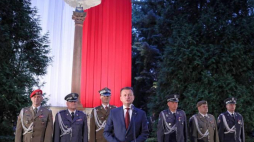 Minister obrony narodowej Mariusz Błaszczak (C) podczas Apelu Pamięci zorganizowanego, 14 bm. w ramach centralnych uroczystości z okazji Święta Wojska Polskiego na Cmentarzu Wojskowym na Powązkach. Fot. PAP/L. Szymański