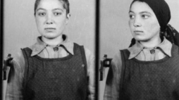Jedna z niewielu zachowanych fotografii obozowych więźniarki obozu cygańskiego. Fot. Państwowe Muzeum Auschwitz-Birkenau