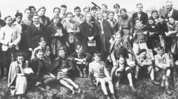 Szkoła w Balatonboglár. 1940 r. Fot. PAP/Reprodukcja/W. Kryński