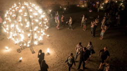 Bella Skyway Festival 2018: instalacja francuskiej grupy Compagnie Carabosse w ruinach Zamku Krzyżackiego i w Fosie Zamkowej. Fot. PAP/T. Żmijewski