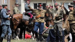 Rekonstrukcja jednego z epizodów bitwy o Białystok z 22 sierpnia 1920 r. 19.08.2018. Fot. PAP/A. Reszko