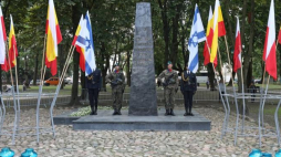 Uroczystości przed pomnikiem Bohaterów Getta na placu im. Mordechaja Tenenbauma w Białymstoku związane z 75. rocznicą wybuchu powstania w białostockim getcie. Fot. PAP/A. Reszko