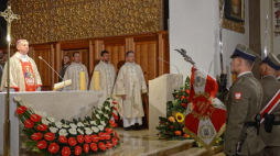 Biskup polowy Wojska Polskiego Józef Guzdek (L) podczas mszy św. odprawionej w Katedrze Polowej WP w intencji Ojczyzny. Fot. PAP/J. Kamiński