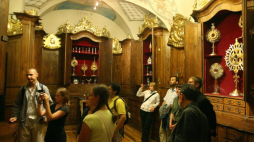 Zwiedzający w skarbcu klasztoru Bożego Ciała na krakowskim Kazimierzu podczas Nocy Cracovia Sacra. Fot. PAP/J. Bednarczyk
