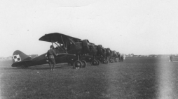 Komendant Centrum Wyszkolenia Oficerów Lotnictwa w Dęblinie ppłk obs. Stefan Sznuk (w oddali) wypuszcza do lotu pierwsze samoloty typu PWS 26. 1937 r. Fot. NAC