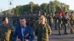 Minister obrony narodowej Mariusz Błaszczak (C) podczas wypowiedzi dla mediów w trakcie próby generalnej defilady wojskowej w Warszawie z okazji Święta Wojska Polskiego. Obok stoją Dowódca Generalny Rodzajów Sił Zbrojnych gen. broni Jarosław Mika (L) oraz dowódca Garnizonu Warszawa gen. brygady Robert Głąb. Fot. PAP/J. Kamiński