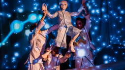 Scena ze spektaklu „Dwie wyspy” Teatru Lalki i Aktora „Kubuś” w Kielcach. Źródło: Teatr „Kubuś” 