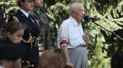 Wiceprezes Związku Powstańców Warszawy Eugeniusz Tyrajski ps. „Sęk” (P) podczas uroczystości przed pomnikiem "Mokotów Walczący 1944" w Parku Dreszera. Fot. PAP/P. Supernak