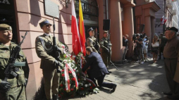 Szef Urzędu ds. Kombatantów i Osób Represjonowanych Jan Józef Kasprzyk składa wieniec przed tablicą upamiętniającą płk. Antoniego Chruściela "Montera" przy gmachu na ul. Filtrowej 68. Fot. PAP/L. Szymański