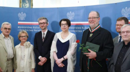 Wiceminister kultury i dziedzictwa narodowego Wanda Zwinogrodzka (C) odznaczyła medalem „Zasłużony Kulturze Gloria Artis” amerykańskiego pianistę Garricka Ohlssona (3P) podczas uroczystości w siedzibie MKiDN w Warszawie. Fot. PAP/L. Szymański