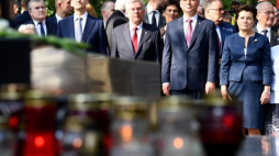 Prezydent Andrzej Duda (3P), premier Mateusz Morawiecki (5P), wicepremier, minister kultury Piotr Gliński (6P), prezydent Warszawy Hanna Gronkiewicz-Waltz (2P)marszalek Senatu Stanisław Karczewski (4P) podczas uroczystości upamiętniających 74. rocznicę wybuchu Powstania Warszawskiego w godzinie "W" przed pomnikiem Gloria Victis na Wojskowych Powązkach, 1 bm. w Warszawie. Fot. PAP/J. Turczyk