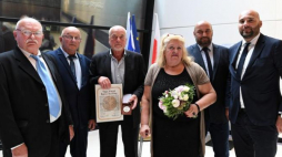 Dzieci Katarzyny i Waleriana Góry od lewej: Julian Góra, Stanisław Góra, Edward Góra, Lucyna Podkowa oraz wnuki Cezary Góra i Adam Góra, odebrali medal przyznany pośmiertnie ich rodzicom i dziadkom podczas uroczystości nadania tytułu Sprawiedliwy Wśród Narodów Świata w Europejskim Centrum Solidarności w Gdańsku. Fot. PAP/A. Warżawa