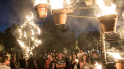 Widowisko "Installation de feu" - Compagnie Carabosse, Francja, Zamek Krzyżacki i Fosa Zamkowa w Toruniu podczas Bella Skyway Festival 2018. Fot. PAP/T. Żmijewski