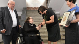 Janina Garbień (2L) odebrała w Żydowskim Instytucie Historycznym im. Emanuela Ringelbluma w Warszawie medal Sprawiedliwy wśród Narodów Świata przyznany jej przez Instytut Yad Vashem w Jerozolimie. J. Garbień odebrała także medale nadane pośmiertnie jej matce Kazimierze Jasik oraz jej siostrom Marii Milaszewicz i Helenie Krawczuk. Odznaczenia wręczała jej ambasador Izraela Anna Azari (2P). Z lewej syn Heleny Krawczuk, Ryszard Demczuk. Fot. PAP/J. Turczyk