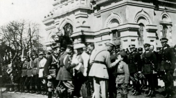 Marszałek Józef Piłsudski dekoruje Krzyżem Walecznych ucznia Gimnazjum Płockiego Tadeusza Jeziorowskiego. 10.04.1921 r. Fot. CAW