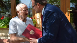 Józef Kowalczy (L) podczas spotkania z szefem Urzędu do Spraw Kombatantów i Osób Represjonowanych Janem Józefem Kasprzykiem. Źródło: UdSKiOR