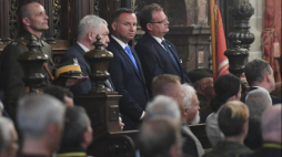 Prezydent Andrzej Duda (2P), szef Urzędu ds. Kombatantów i Osób Represjonowanych Jan Józef Kasprzyk (P) i prezydent Krakowa Jacek Majchrowski (3P) uczestniczą w mszy świętej w katedrze wawelskiej w intencji ojczyzny i marszałka Józefa Piłsudskiego. Fot. PAP/J. Bednarczyk