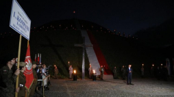 Prezydent Andrzej Duda uczestniczy w uroczystym capstrzyku pod kopcem Piłsudskiego na wzgórzu Sowiniec w ramach uroczystości związanych z 53. Marszem Szlakiem I Kompanii Kadrowej. Fot. PAP/J. Bednarczyk