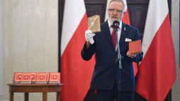 Dyrektor Archiwum Akt Nowych dr Tadeusz Krawczak podczas prezentacji reprintu "Kalendarza Niepodległości" z 1939 roku. Fot. PAP/J. Turczyk