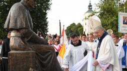 Przewodniczący KEP abp Stanisław Gądecki (C-P) podczas odsłonięcia pomnika kard. Karola Wojtyły w ramach obchodów 350-lecia Sanktuarium Męki Pańskiej i Matki Bożej w Kalwarii Pacławskiej. Fot. PAP/D. Delmanowicz