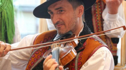 Muzyk Sebastian Karpiel-Bułecka podczas 50. Międzynarodowego Festiwalu Folkloru Ziem Górskich Fot. PAP/G. Momot