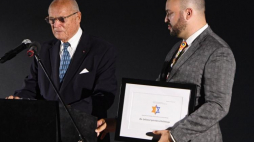Julian Eugeniusz Kulski (L) i prezes fundacji „From the Depths” Jonny Daniels podczas ceremonii wręczenia odznaczeń From the Depths dla Sprawiedliwych im. Edwarda Mosberga. Fot. PAP/R. Pietruszka