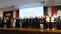 Uroczystość wręczenia Krzyży Wolności i Solidarności działaczom opozycji z czasów PRL w Sali BHP Stoczni Gdańskiej. Fot. PAP/A. Warżawa