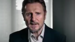 Liam Neeson w spocie Polskiej Fundacji Narodowej z okazji 98. rocznicy Bitwy Warszawskiej. Źródło: Twitter-Fundacja PFN