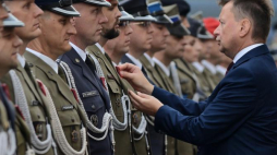 Minister obrony narodowej Mariusz Błaszczak (P) podczas uroczystości wręczenia odznaczeń resortowych i wyróżnień z okazji Święta Wojska Polskiego, 14 bm. w warszawskiej siedzibie MON. Fot. PAP/J. Kamiński