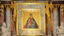 Obraz Matki Boskiej Trockiej w kościele farnym p.w. Nawiedzenia Najświętszej Maryi Panny i Św. Jana Ewangelisty w Trokach. Fot. PAP/T. Waszczuk