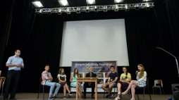 Biskup Wiesław Lechowicz (C) i przedstawiciele uczestników II Kongresu Młodzieży Polonijnej podczas konferencji prasowej pt. „Wiarą powołani”. Warszawa, 04.08.2018. Fot. PAP/M. Obara