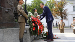 Premier Mateusz Morawiecki składa kwiaty przed pomnikiem Marszałka Józefa Piłsudskiego. Fot. PAP/R. Guz