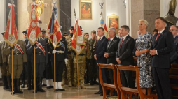 Prezydent RP Andrzej Duda (3P) z żoną Agatą Kornhauser-Dudą (4P), marszałek Sejmu Marek Kuchciński (5P) i marszałek Senatu Stanisław Karczewski (6P) podczas mszy św. odprawionej w Katedrze Polowej WP w intencji Ojczyzny, 15 bm. Fot. PAP/J. Kamiński