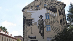 Mural inspirowany twórczością reżysera filmowego Freda Zinnemanna, 3 bm. na ścianie Departamentu Kultury i Dziedzictwa Narodowego Podkarpackiego Urzędu Marszałkowskiego w Rzeszowie. Fot. PAP/D. Delmanowicz