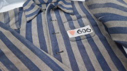 Elementy odzieży należącej do więźniów byłego niemieckiego nazistowskiego obozu koncentracyjnego Auschwitz. Fot. PAP/J. Bednarczyk