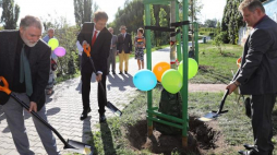 Kierownik działu ekumenicznego Kościoła Ewangelickiego w Westfalii dr Ulrich Moller (2L), Superintendant kościoła w Hesji Nadreńskiej i Księstwie Nassau dr Klaus-Volker Schutz (L) i zwierzchnik Kościoła Ewangelicko-Augsburskiego w RP, biskup Jerzy Samiec (P) podczas uroczystości posadzenia drzewa. Fot. PAP/R. Guz