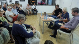 Dr Barbara Olech (2P) z Uniwersytetu w Białymstoku, przedstawiciel Galerii im. Sleńdzińskich w Białymstoku Dawid Bujno (P) oraz historyk z Uniwersytetu w Białymstoku Wiesław Wróbel (3P) podczas promocji "Pamiętnika" Dawida Szapiro w Centrum im. L. Zamenhofa w Białymstoku. Fot. PAP/A. Reszko