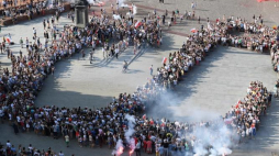 Mieszkańcy Warszawy tworzą "żywy znak" Polski Walczącej, 1 bm. na placu Zamkowym w ramach obchodów 74. rocznicy wybuchu Powstania Warszawskiego. Fot. PAP/M. Kmieciński