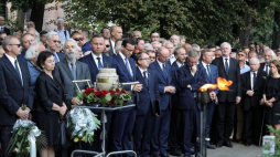 Prezydent Andrzej Duda (4L) i premier Mateusz Morawiecki (5L), minister przedsiębiorczości i technologii Jadwiga Emilewicz (2P), wicemarszałek Sejmu Ryszard Terlecki (3P), prezes PiS Jarosław Kaczyński (4P) i wicepremier, minister nauki i szkolnictwa wyższego Jarosław Gowin (6P) podczas uroczystości pogrzebowych prof. Marii Dzielskiej. Fot. PAP/J. Bednarczyk